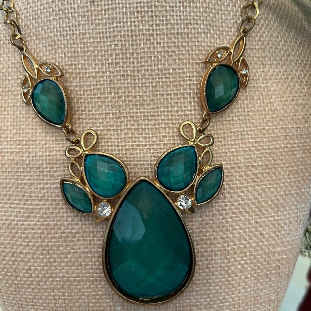 Sophisticated Green and Gold Faceted Gemstone Necklace